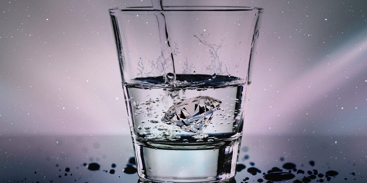 Woda a słodkie napoje – dlaczego warto pić wodę